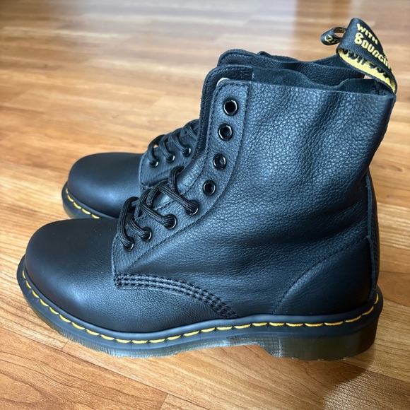 Dr. Martens Women’s 1460 Black Pascal Virginia Leather Lace Up Boots, US Size 8 - Picture 2 of 13